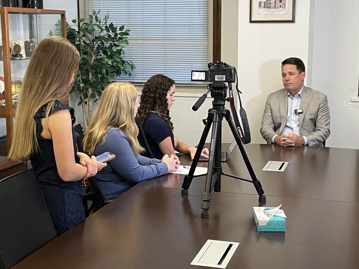 JCPSSuper's tweet photo. Thanks to Lydia and her colleagues at ⁦@duPontManual⁩ for the great interview this morning. The questions were as good as those I get from professional journalists. Our ⁦@JCPSKY⁩ seniors are prepared and ready for the next step in their lives. https://t.co/ChkNxUO6hQ