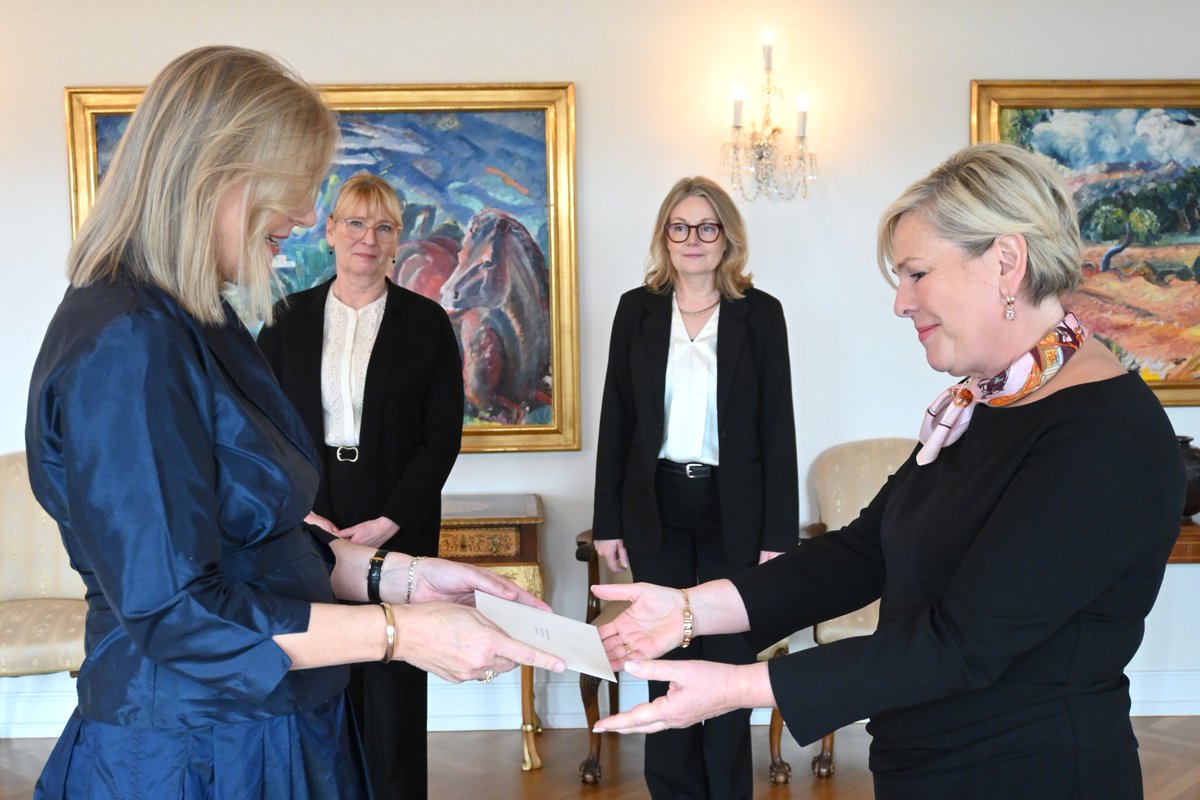 NLinNorway's tweet image. Ambassador @Inescoppoolse presented her credentials to @PresidentISL. #Iceland and NL have strong ties, not only economically but also as NATO allies. A growing number of Icelandic students find their way to NL universities, and more tourists from the NL find their way to Iceland