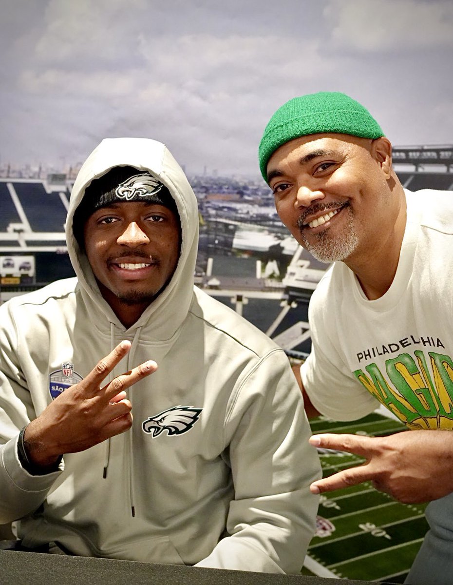 4thandJawn's tweet photo. Much love to all the #Eagles fans who showed out for Quinyon Mitchell’s autograph signing with Overtime Promotions! Great day celebrating Q’s success this season! Sky is the limit 🙌🏽🦅🦅🦅

Shout out to Nik Johnson for the 🔥 highlight reel!

#4thandjawn #nikjohnsonart https://t.co/Dmt50rSydC