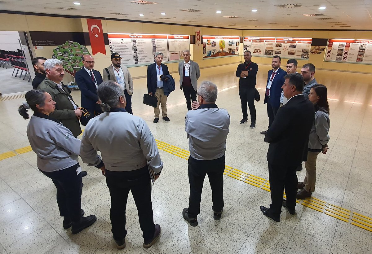 ikaorgtr's tweet photo. Üretimde Verimlilik ve Yalın Üretim Konusunda Firmalarımızın Teknik Kapasitesini Güçlendiriyoruz
Ajansımız ve Gaziantep Sanayi Odası iş birliğinde #TRC1 Bölge firmalarımızla TOYOTA'nın Sakarya'daki üretim tesislerine teknik ziyaret gerçekleştirdik.
Ziyarette firmalarımız pres, kaynak, boya ve montaj gibi üretim hatlarını rehber eşliğinde deneyimlerken; Toyota Üretim Sistemi, Yalın Üretim, Verimlilik, Kaizen, Kanban, Andon, 5S, Yerinde Kalite Yönetimi, Toyota Problem Çözme Teknikleri ve İSG gibi konularda bilgiler edindi.
@gso_kurumsal
@toyotafabrika