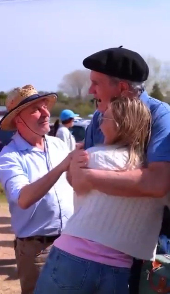 FloScampini's tweet photo. Desde los comienzos de Vamos Uruguay apoyando a Pedro. 
Lo supimos esperar a que regrese y hoy es todo esperanza. 
Ojalá hayan más Pedro, con sus recuerdos y abrazos desde el corazón. Gracias por tu calidad humana @PedroBordaberry https://t.co/fRTXQe9Cgg