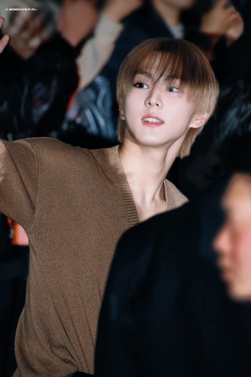 อายุ 20 ยังหล่อสุขุมวิทขนาดนี้ อายุ 21 คงหล่อแบบมองแล้วเพลินจิต 22 หล่อแบบชิดลมไม่ได้ ต้องชิดซ้ายเท่านั้น ส่วน 23 คงหล่อแบบอโศก หล่อจนคนทั้งโลกไร้ทุกข์ 24 หล่อแบบหล่อเพราะทองหล่อเอาไม่ลง ส่วน 25 หล่อแบบหมอชิตซอ 26 หล่อแบบคูคต เคหะ เพราะพี่จองวอนหล่อสุดทุกทาง