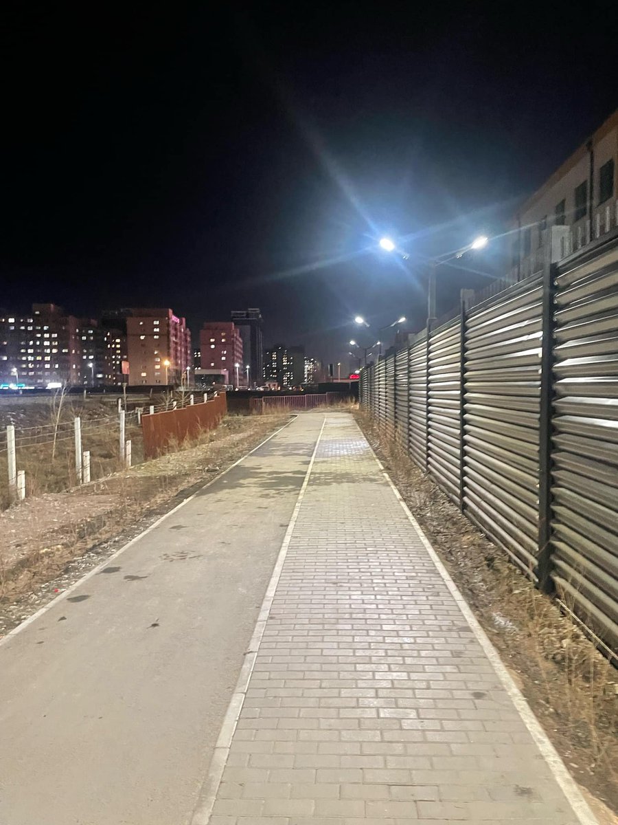 Нарантуулаас Дүнжингарав руу гардаг хэсэгт өдөр юм шиг болжээ. Харанхуйд хаанаас тоосго ороод ирэх бол гэж жийрхэж алхдаг блаа гэж 😅. Хувийн хэвшил санаачлага гаргаад, өөрийн хөрөнгөөр явган болон дугуйн зам, гэрэлтүүлэг, ногоон байгууламжтайгаар тохируулжээ. 👏