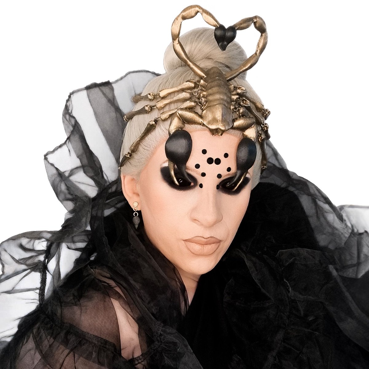 Love hurts 🦂♏ ANTARES is named after the brightest star in the constellation of Scorpio, the ‘heart of the scorpion’, and explores the tensions between intimacy and self-protection. #millinery #headpiece #fashion #style #scorpio #scorpioseason #astrology