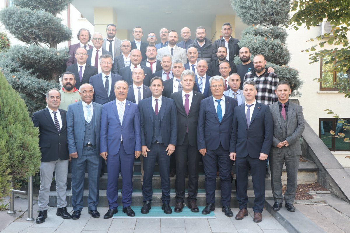 Özveriyle hizmet veren makinistlerimizin taleplerini ve çözüm önerilerini dinlemek için <a href="/DEMARDGNLMRK/">DEMARD GENEL MERKEZİ</a> şube başkanları ve yöneticileriyle birlikte Demiryolları Makinistler Derneği Yürütme Kurulu Toplantısı’nda bir araya geldik. 

Her türlü şart ve koşulda görev yapan