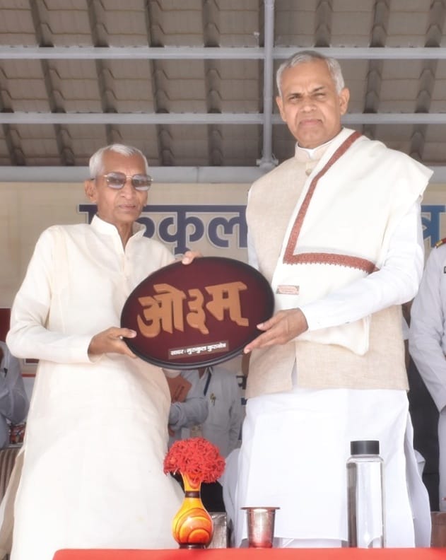 Governor of Gujarat (@governorofguj) on Twitter photo рдЖрдЪрд╛рд░реНрдп рдХреЗ рд╕рдВрд░рдХреНрд╖рдг рдореЗрдВ рдмреНрд░рд╣реНрдордЪрд╛рд░реА рдЧрд░реНрднрд╕реНрде рд╢рд┐рд╢реБ рдХреЗ рд╕рдорд╛рди рд╕реБрд░рдХреНрд╖рд┐рдд рд░рд╣рддрд╛ рд╣реИ, рдЬреЛ рдмреНрд░рд╣реНрдордЪрд╛рд░реА рдЧреБрд░реБрдУрдВ рдХреА рдЖрдЬреНрдЮрд╛ рдХрд╛ рдкрд╛рд▓рди рдХрд░рддреЗ рд╣реИрдВ, рд╡реЗ рдЬреАрд╡рди рдореЗрдВ рд╕рдлрд▓рддрд╛ рдХреЗ рд╢рд┐рдЦрд░ рдкрд░ рдкрд╣реБрдВрдЪрддреЗ рд╣реИрдВред рдЧреБрд░реБрдХреБрд▓ рдХреБрд░реБрдХреНрд╖реЗрддреНрд░ рдХрд╛ 112рд╡рд╛рдВ рд╡рд╛рд░реНрд╖рд┐рдХ рдорд╣реЛрддреНрд╕рд╡ рд╕рдВрдкрдиреНрдиред рдЧреБрд░реБрдХреБрд▓ рдкреВрд░реЗ рдордиреЛрдпреЛрдЧ рд╕реЗ рдпреБрд╡рд╛рдУрдВ рдХреЗ рдирд┐рд░реНрдорд╛рдг рдХрд╛рд░реНрдп рдореЗрдВ рд╕рдВрд▓рдЧреНрди рд╣реИ рдЖрдЪрд╛рд░реНрдп рдХреЗ рд╕рдВрд░рдХреНрд╖рдг рдореЗрдВ рдмреНрд░рд╣реНрдордЪрд╛рд░реА рдЧрд░реНрднрд╕реНрде рд╢рд┐рд╢реБ рдХреЗ рд╕рдорд╛рди рд╕реБрд░рдХреНрд╖рд┐рдд рд░рд╣рддрд╛ рд╣реИ, рдЬреЛ рдмреНрд░рд╣реНрдордЪрд╛рд░реА рдЧреБрд░реБрдУрдВ рдХреА рдЖрдЬреНрдЮрд╛ рдХрд╛ рдкрд╛рд▓рди рдХрд░рддреЗ рд╣реИрдВ, рд╡реЗ рдЬреАрд╡рди рдореЗрдВ рд╕рдлрд▓рддрд╛ рдХреЗ рд╢рд┐рдЦрд░ рдкрд░ рдкрд╣реБрдВрдЪрддреЗ рд╣реИрдВред рдЧреБрд░реБрдХреБрд▓ рдХреБрд░реБрдХреНрд╖реЗрддреНрд░ рдХрд╛ 112рд╡рд╛рдВ рд╡рд╛рд░реНрд╖рд┐рдХ рдорд╣реЛрддреНрд╕рд╡ рд╕рдВрдкрдиреНрдиред рдЧреБрд░реБрдХреБрд▓ рдкреВрд░реЗ рдордиреЛрдпреЛрдЧ рд╕реЗ рдпреБрд╡рд╛рдУрдВ рдХреЗ рдирд┐рд░реНрдорд╛рдг рдХрд╛рд░реНрдп рдореЗрдВ рд╕рдВрд▓рдЧреНрди рд╣реИ