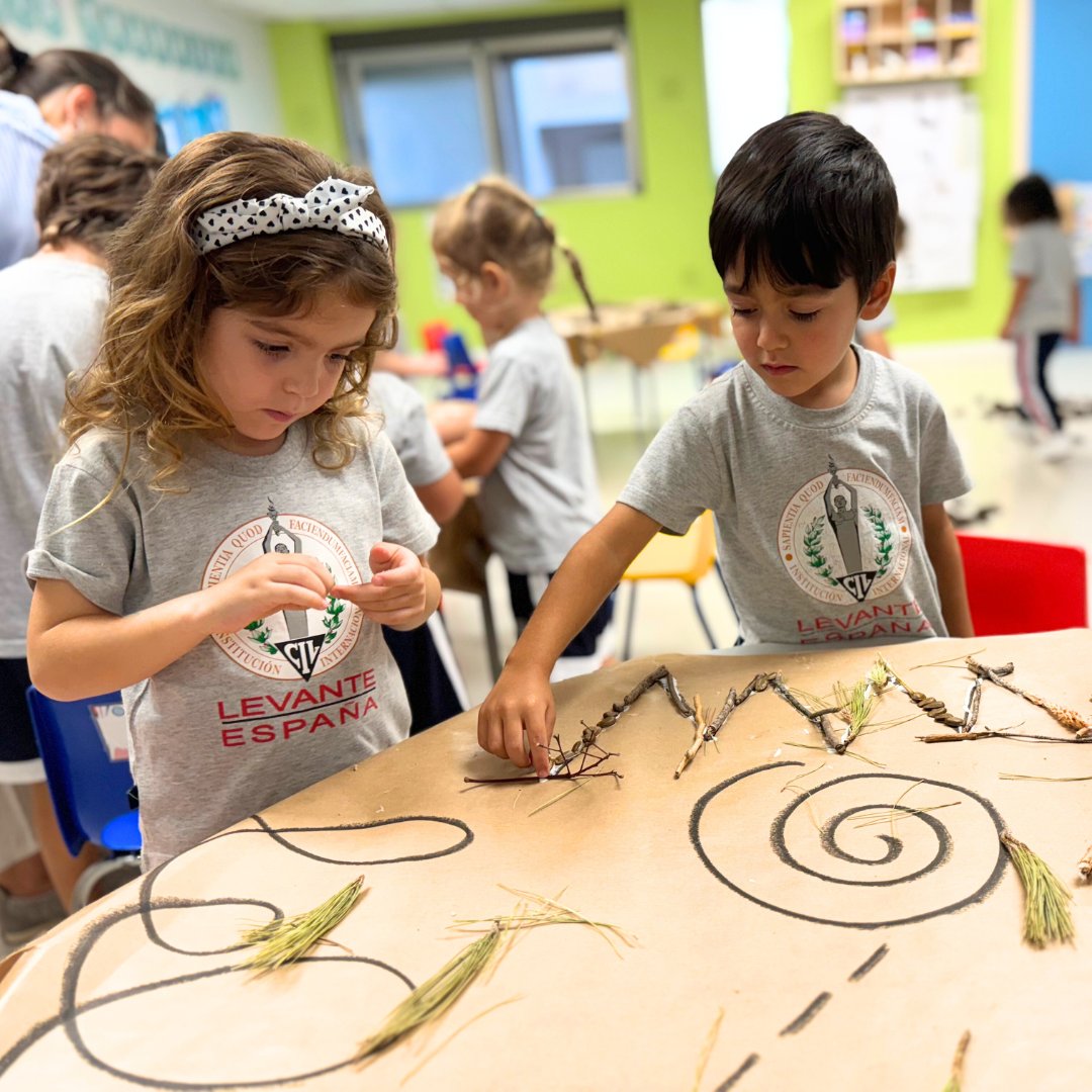 🍂 🍄 Our 3-year-old students loved the book “We are going on a leaf hunt” so much that they decided to follow in the characters' footsteps by collecting leaves, pinecones, and small twigs.