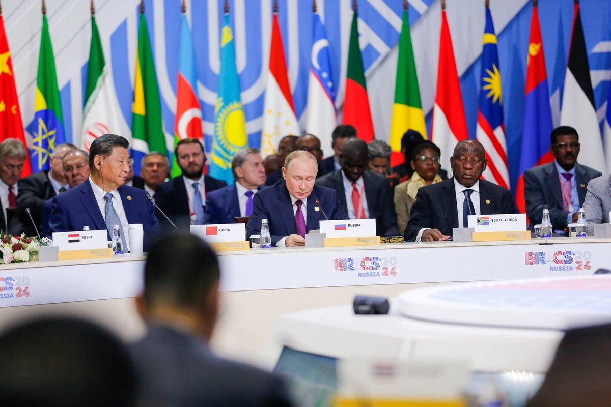 LuchoXBolivia's tweet photo. Es un honor para Bolivia participar en la Cumbre de los BRICS, que es una prueba tangible de la posibilidad de crear un nuevo orden mundial más equilibrado y justo para la humanidad.
Nuestra presencia hoy subraya la afinidad de Bolivia con las propuestas y compromisos del BRICS, especialmente en lo que respecta a las reformas necesarias para el crecimiento y desarrollo de los países emergentes y en desarrollo.

Mi país cree firmemente en la integración regional y global como el mecanismo más efectivo para alcanzar un desarrollo conjunto. Tener una visión compartida sobre la gobernanza global nos acerca aún más al BRICS.

Con el apoyo del bloque BRICS podemos impulsar la transformación de la economía y la gobernanza mundial, para fortalecer el despliegue de un desarrollo conjunto y de beneficio mutuo, basado en los grandes avances de la ciencia y la tecnología, la conectividad digital y las energías renovables.

Bolivia es un país rico en recursos naturales, somos la primera reserva mundial de litio, poseemos importantes reservas de gas natural, minerales tradicionales y tierras raras. Estamos en el proceso de industrialización y nuestra participación en el BRICS pretende el beneficio mutuo de este nuestro proceso.

Vuelvo a considerar que esta reunión en Kazán fundará un nuevo momento en la historia, en el que los pueblos y naciones históricamente sojuzgados, se alinearán tras el escudo de los BRICS y la multipolaridad, y juntos, en la calidad que sea pertinente, haremos efectivos nuestros anhelos nacionales  y  nuestros procesos de desarrollo con soberanía de nuestros territorios, sin injerencia de ningún tipo, con autodeterminación, recuperando los sitios institucionales que occidente nos negó usarlos, para recobrar el sentido de las relaciones internacionales, respetando el derecho internacional, y ejerciendo justicia con nuestros pueblos, dominados por la unipolaridad occidental y la tiranía del dólar.

Que las decisiones y los resultados de esta Cumbre se traduzcan en acciones concretas que beneficien a nuestros pueblos y señalen la contribución a un futuro prometedor para el desarrollo global de la humanidad y de nuestras generaciones venideras.
