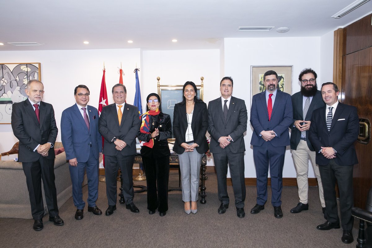 Ayer tuvimos el placer de nombrar como Socios de Honor del Club a cuatro destacados embajadores.  Puede leer el artículo completo en los siguientes enlaces:
facebook.com/share/p/7BB8ag…
linkedin.com/posts/club-fin…