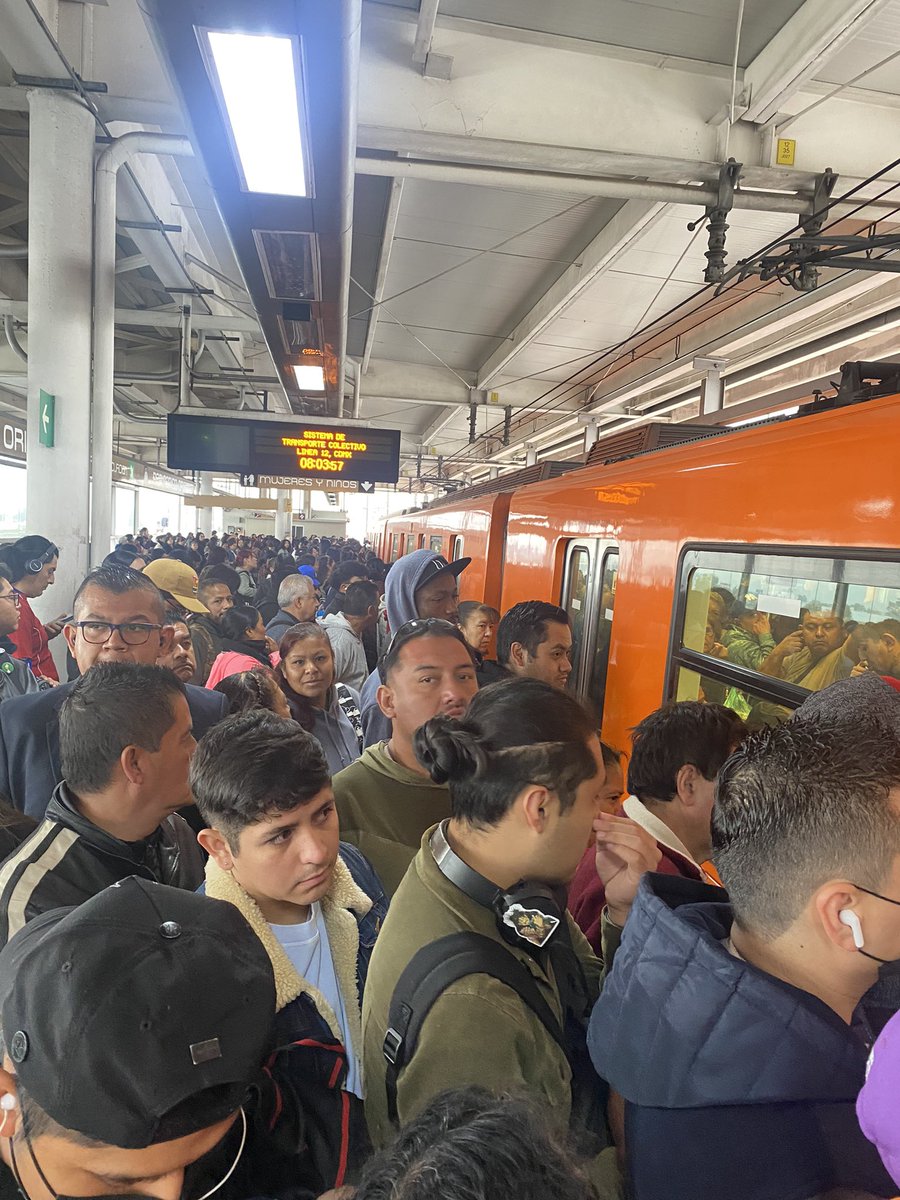 D21chenJD's tweet photo. @MetroCDMX @geeeasmin Toda la semana el Metro de la línea 12 presenta mucha deficiencias, hay demasiada gente en las estaciones y los vagones llenos, por favor envíen trenes vacíos a la estaciones con mayor flujo de personas, es imposible subirse a un vagon https://t.co/U6LHypMtOk