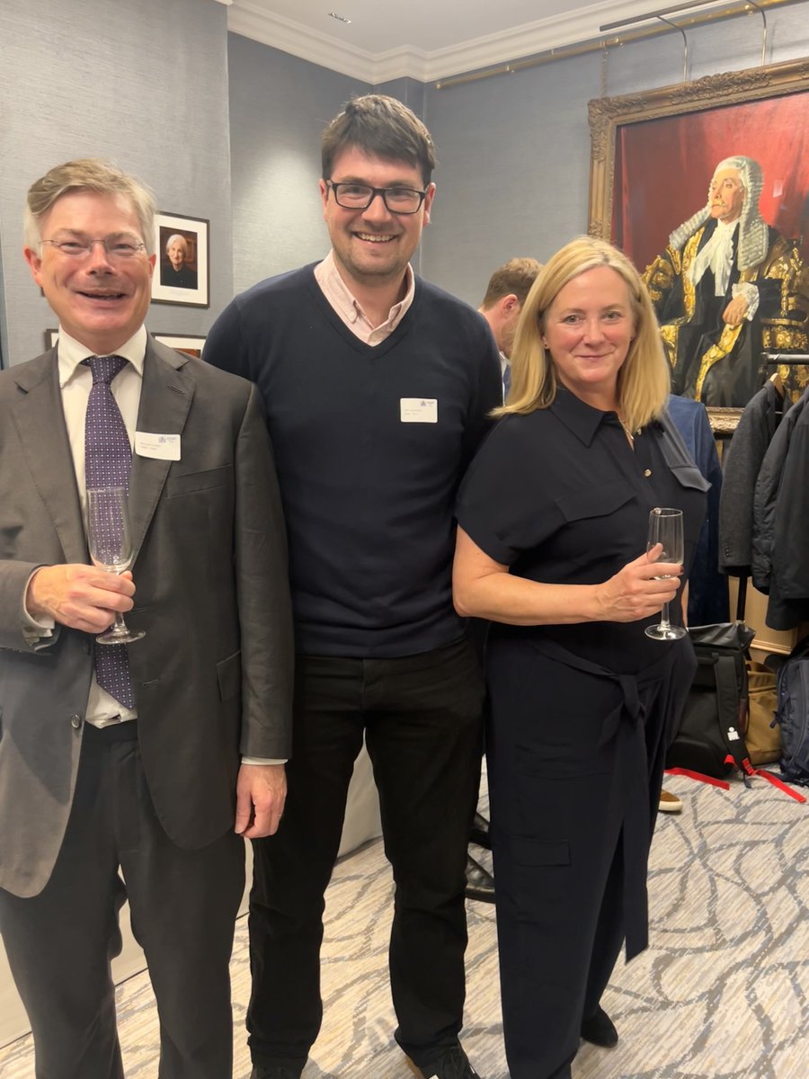 Last night we were pleased to see such a vibrant group of OEs and former staff reconnecting with QEH at Gray's Inn in support of the 1590 Bursary Fund. 

#stayconnected #lifelongbonds #qehalumni #oldelizabethans #1590BursaryFund #qehschool #OECommunity
@qehschool @qehschoolhead