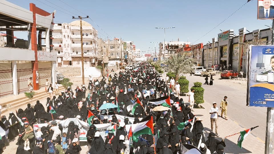 شهدت مدينة #مأرب صباح اليوم مظاهرة نسائية نددت بجرائم الإبادة الجماعية التي ترتكبها قوات الإحتلال الإسرائيلي بحق الفلسطينيين في قطاع #غزة. وتستنكرواستنكرت الصمت الدولي تجاه ما يجري من تجويع وابادة.