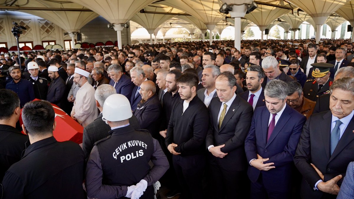 erbakanfatih's tweet photo. TUSAŞ’a yönelik hain terör saldırısında şehit düşen vatandaşlarımızın cenaze namazına katıldık. Terörü bir kez daha lanetliyor, şehitlerimizin yakınlarına ve aziz milletimize başsağlığı diliyoruz. 🇹🇷 https://t.co/qecXUnZlZa