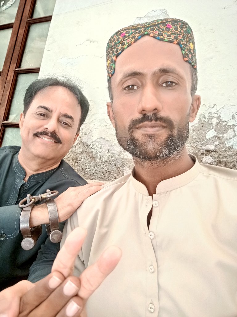 Faizan Bozdar (@faizanbozdar1) on Twitter photo پاکستان پیپلزپارٹی حیدرآباد کے اسیر سیکریٹری اطلاعات احسان ابڑو کا عدالت میں ضمانت کی پیشی کے دوران تمام جیالے ساتھیوں کو سلام، چیئرمین <a href="/BBhuttoZardari/">BilawalBhuttoZardari</a> کو 26 ویں آئینی ترمیم پہ خراج تحسین۔
<a href="/abroahsan/">abroahsan #Bhuttoist/Blogger/columnist🇱🇾</a> <a href="/AnwarBulediPPP/">𝐀𝐧𝐰𝐚𝐫 𝐁𝐮𝐥𝐞𝐝𝐢</a> پاکستان پیپلزپارٹی حیدرآباد کے اسیر سیکریٹری اطلاعات احسان ابڑو کا عدالت میں ضمانت کی پیشی کے دوران تمام جیالے ساتھیوں کو سلام، چیئرمین <a href="/BBhuttoZardari/">BilawalBhuttoZardari</a> کو 26 ویں آئینی ترمیم پہ خراج تحسین۔
<a href="/abroahsan/">abroahsan #Bhuttoist/Blogger/columnist🇱🇾</a> <a href="/AnwarBulediPPP/">𝐀𝐧𝐰𝐚𝐫 𝐁𝐮𝐥𝐞𝐝𝐢</a>