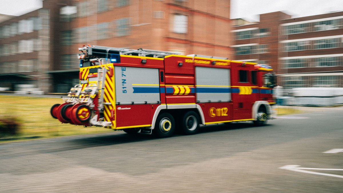CHEMPARK (@chempark) on Twitter photo Unsere #Werkfeuerwehr fährt zur Unterstützung der <a href="/Feuerwehr_Lev/">Feuerwehr Leverkusen</a> zu einem Großbrand in Leverkusen-Manfort. Weitere Informationen gibt es bei leverkusen.de. Unsere #Werkfeuerwehr fährt zur Unterstützung der <a href="/Feuerwehr_Lev/">Feuerwehr Leverkusen</a> zu einem Großbrand in Leverkusen-Manfort. Weitere Informationen gibt es bei leverkusen.de.