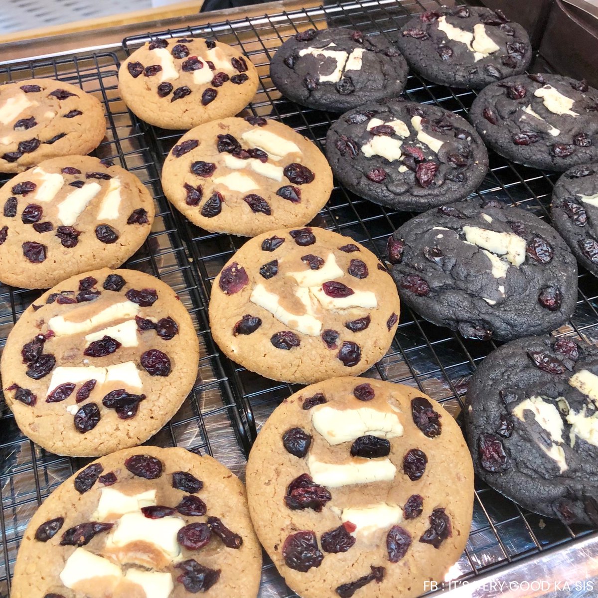 itverygoodkasis's tweet photo. ✨ คุกกี้นิ่มเจ้าดัง Grainey 
คุกกี้พรีเมียม หน้าแน่นๆ ชิ้นใหญ่ 🍪
อบใหม่ หอมแบบสุดๆ ไปลองคุณพี่ เลิศ

📍 Grainey ซีคอนสแควร์​ ศรีนครินทร์ ชั้น 2 
ชิ้นละ 49.- 

#GraineyCookie  #SoftCookies #อร่อยจนต้องร้องขอชีวิต #อร่อยไปแดก #อร่อย #รีวิวของดีบอกต่อ https://t.co/ZlvHa6wDbl