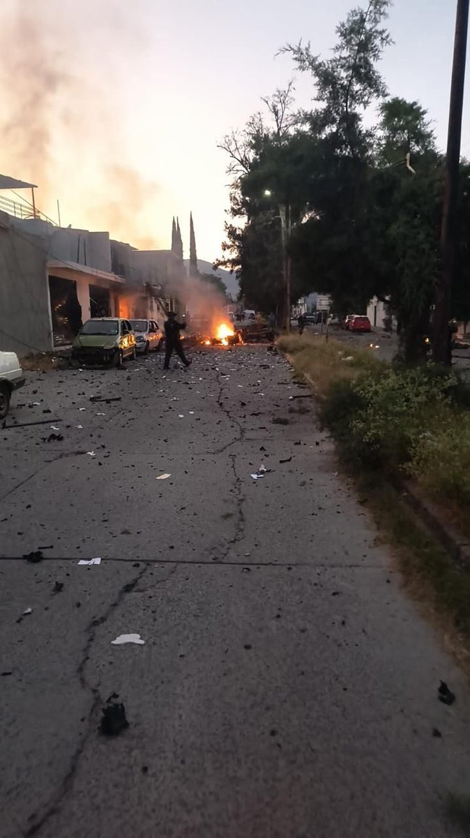 lopezdoriga's tweet photo. En Guanajuato la policía reportó un atentado con coche bomba en el edificio de la Secretaría de Seguridad Pública del municipio de Acámbaro.

Hay tres oficiales lesionados.

🎥Seguridad Pública Acámbaro https://t.co/mCqAjaPugC