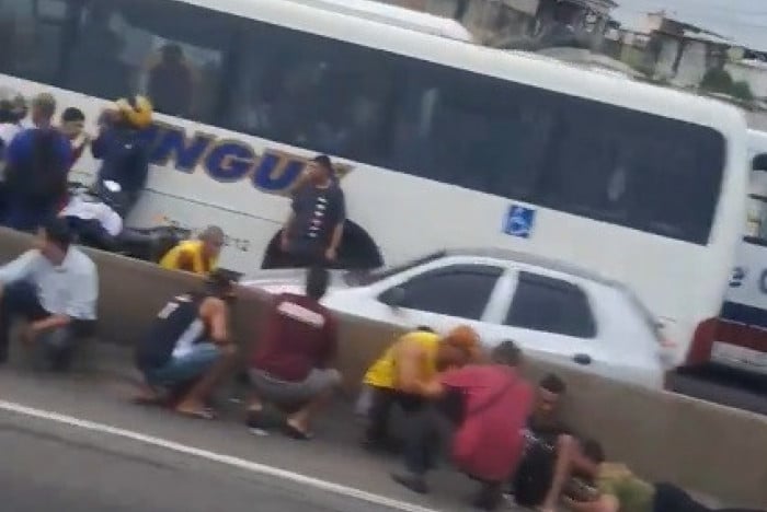 ⚠️AGORA: Pelo Instagram, o prefeito Eduardo Paes mandou um recado direto à Victor Santos, secretário de Segurança Pública do Rio:

"Esse caso do Complexo de Israel, essa loucura na Avenida Brasil, principal via da cidade, fechando trens, BRT, carros parados, pessoas atrás de