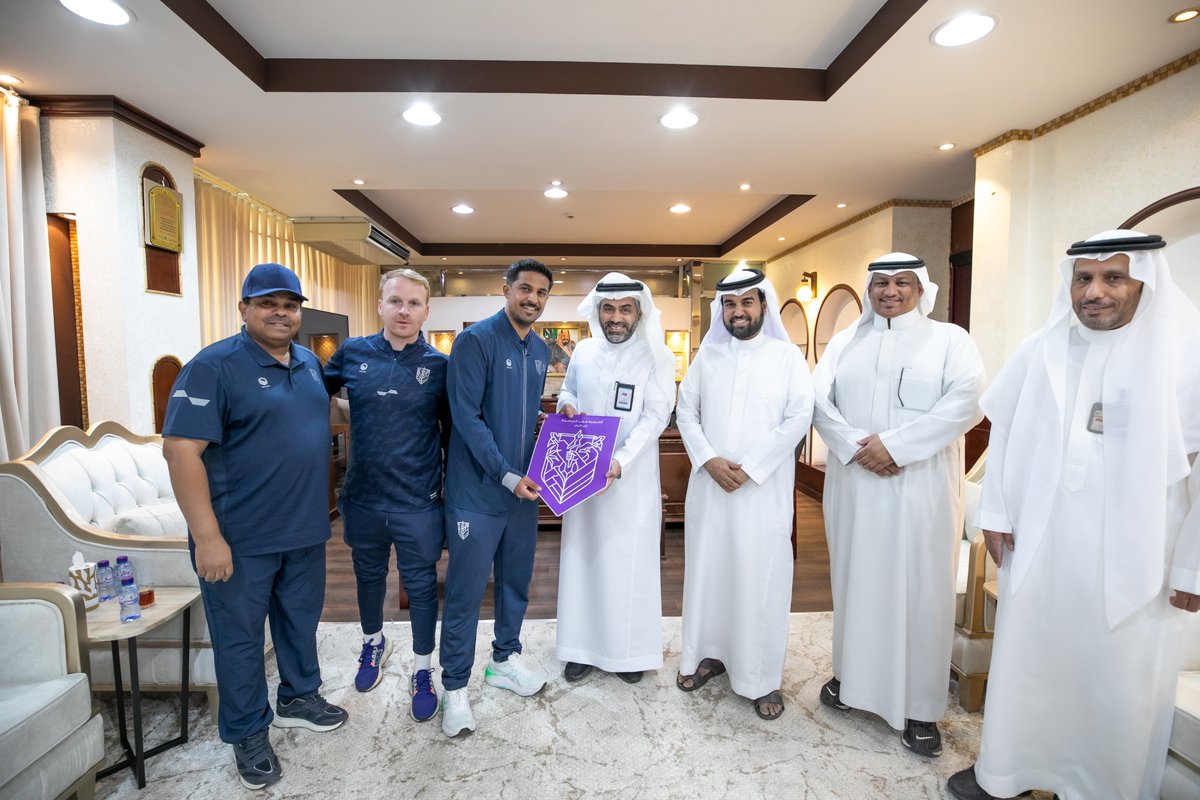 استقبل مدير عام #تعليم_حائل بمكتبه اليوم الخميس الفريق المختص من الخبراء والفنيين الرياضيين من أكاديمية "مهد"، بعد تنفيذ الأكاديمية عدداً من الجولات على مدارس المنطقة في المرحلة الابتدائية والمتوسطة، بهدف اكتشاف المواهب الرياضية في كرة القدم وألعاب القوى.