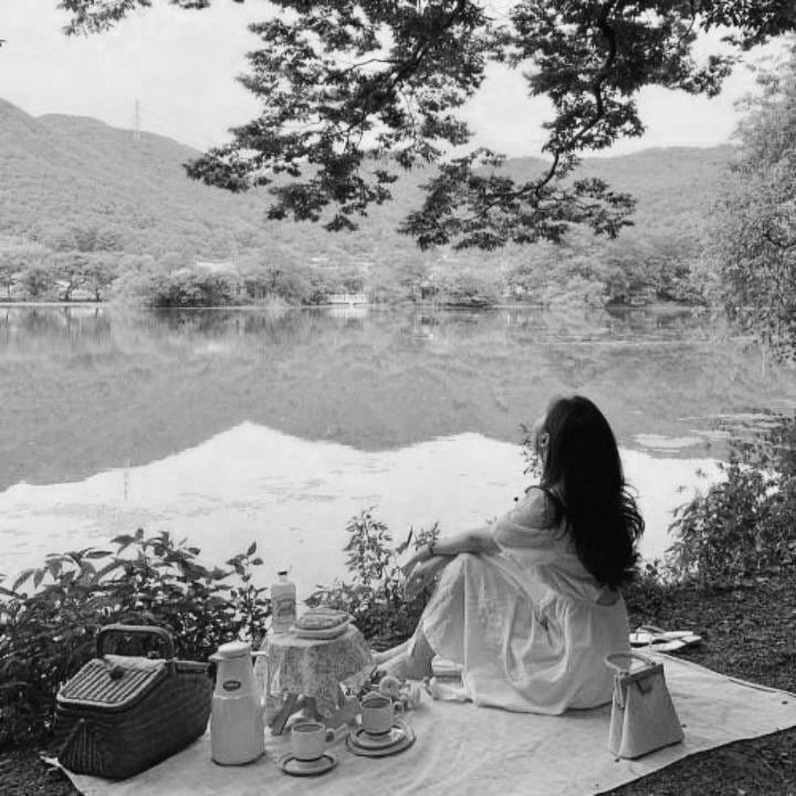 lunalrc's tweet photo. @marcclasne Selamat malam, Kak Bruno. Salam kenal dari Melucine dengan panggilannya Lucy. Belum pernah ke Black Lake, tapi mungkin nanti akan sering duduk dipinggiran sambil bawa camilan atau bermain bersama binatang peliharaan. #NewizzyPastiOye https://t.co/WW2BzNHdug