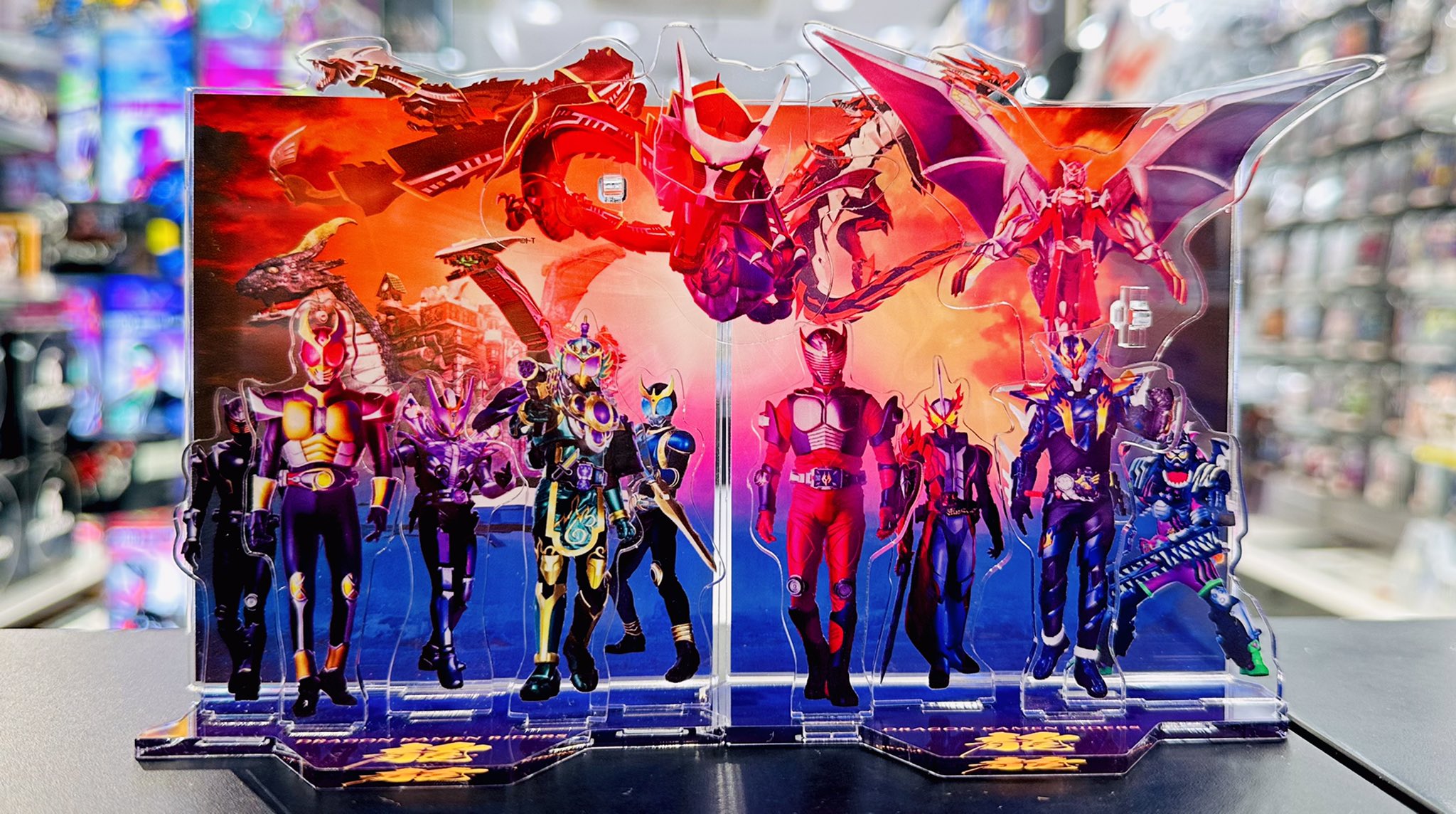 【仮面ライダー】ジオラマアクリルスタンド「ドラゴンフェスタ」【A】&【B】セット 仮面ライダーストア on X: 