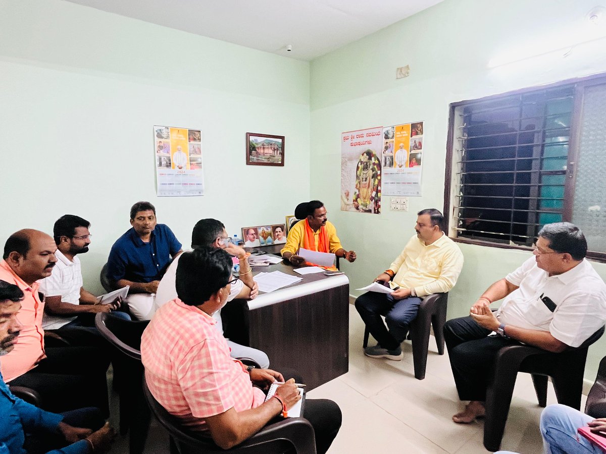 karkalasunil's tweet photo. ಸಂಡೂರು ವಿಧಾನಸಭಾ ಕ್ಷೇತ್ರದ ಉಪಚುನಾವಣೆ ಹಿನ್ನೆಲೆಯಲ್ಲಿ ಇಂದು ಮಂಡಲ ಬಿಜೆಪಿ ಕಚೇರಿಯಲ್ಲಿ ಸಭೆ ನಡೆಸಿ ಚುನಾವಣೆ ಪೂರ್ವ ತಯಾರಿ ಕುರಿತು ಚರ್ಚೆ ನಡೆಸಲಾಯಿತು. ಜಿಲ್ಲಾಧ್ಯಕ್ಷರಾದ ಶ್ರೀ ಅನಿಲ್ ಕುಮಾರ್ ಮೋಕ,ವಿಧಾನಪರಿಷತ್ ಸದಸ್ಯರಾದ ಶ್ರೀ ಕೆ ಎಸ್ ನವೀನ್  ಹಾಗೂ ಮಂಡಲ ಅಧ್ಯಕ್ಷರಾದ ಶ್ರೀ ನಾನಾ ಸಾಹೇಬ್ ನಿಕ್ಕಮ್ಮರವರು ಉಪಸ್ಥಿತರಿದ್ದರು. https://t.co/wydDomZolF
