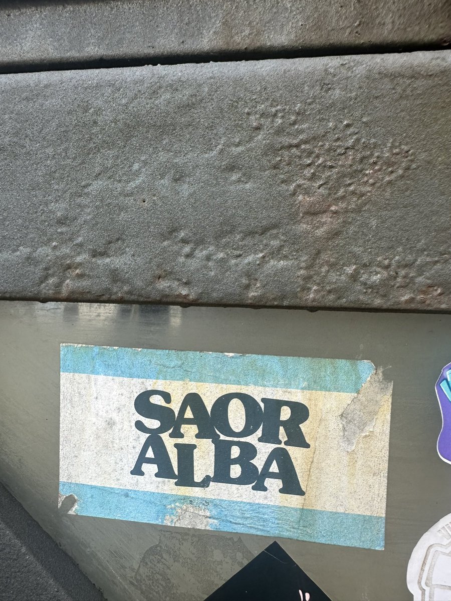 iansummer1's tweet image. Love when you come across a wee sticker in Edinburgh. #SaorAlba #StreetArt