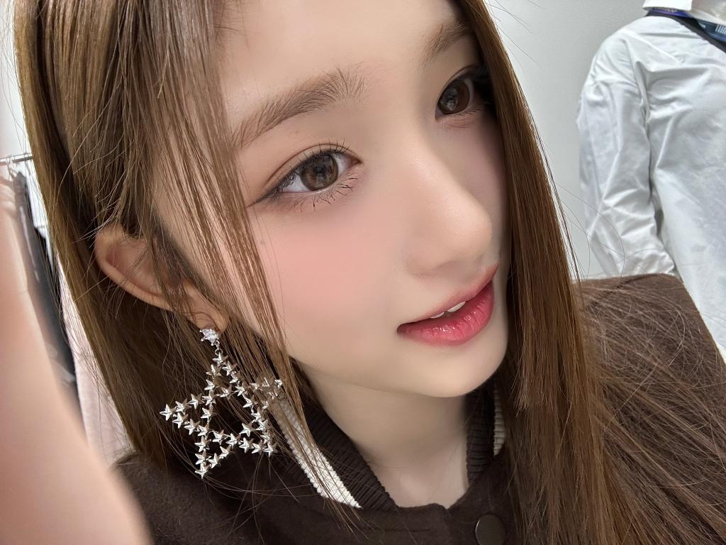 dive!  ♡  don’t you think my earrings look adorable? it feels special to wear something that symbolizes how you light up my world, and just as these stars shine with every movement, your love continue to shine through everything i do. you’re my guiding stars, dive!   ♡ ۫⠀୧