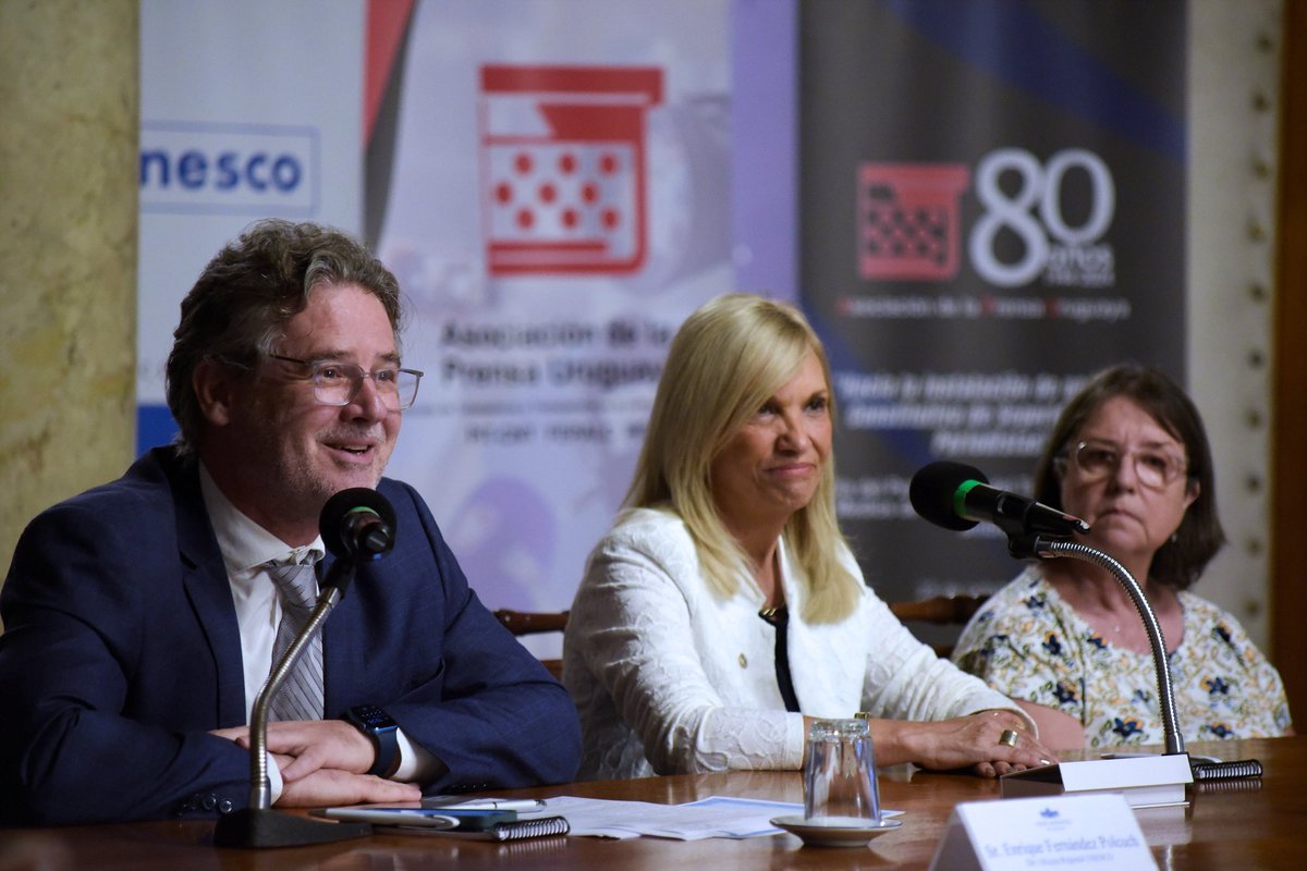 Parlamento_UY's tweet photo. 🎙️ La Asociación de la Prensa del Uruguay (APU) festejó su 80 Aniversario y la instalación en Uruguay de una Mesa Constitutiva de Seguridad para Periodistas, en el Salón de Eventos Especiales del Palacio Legislativo. 

(+) https://t.co/3LJBNYy6Fr https://t.co/DWEYKCsmif