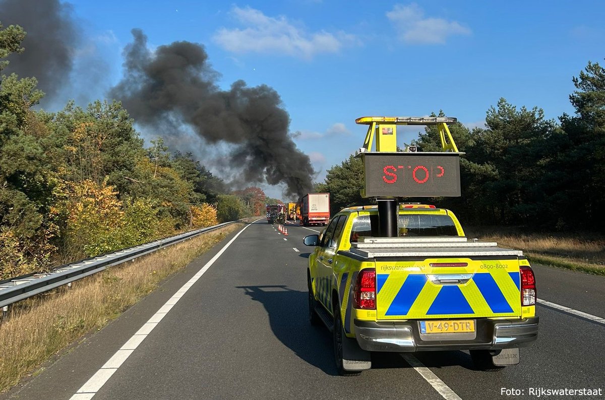 Brandende vrachtwagen sluit A28 naar Zwolle