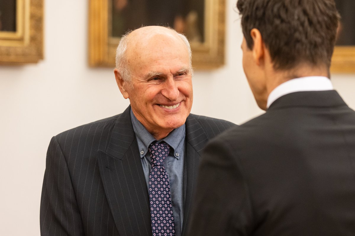 Profesor Martin Hilský převzal od primátorky Českých Budějovic Dagmar Škodové Parmové medaili Za zásluhy.
Více v novince na našem webu: jcu.cz/cz/univerzita/…