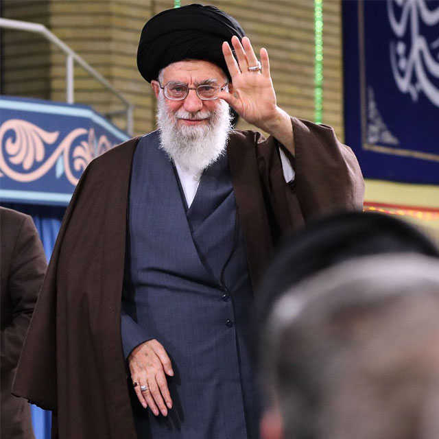 rohollah1614180's tweet image. با خامنه ای کسی نگردد گمراه
او در شب فتنه می درخشد چون ماه
در هر نفسم برای او می خوانم؛
لا حول و لا قوه الا بالله
#لبیک_یا_خامنه_ای