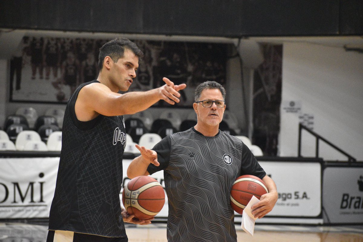 Ahora es momento de meternos con la actualidad de la <a href="/LSbaloncesto/">Liga Sudamericana</a>, donde <a href="/OlimpicoLB/">Ciclista Olímpico La Banda</a> está jugando como local y lleva dos éxitos en fila (además de ser el responsable de la temprana eliminación de Obras).
Por eso, ya en #Latinoamérica, hablaremos con <a href="/CapelliAdrian/">Capelli Adrián</a>, vía #UCUPlay