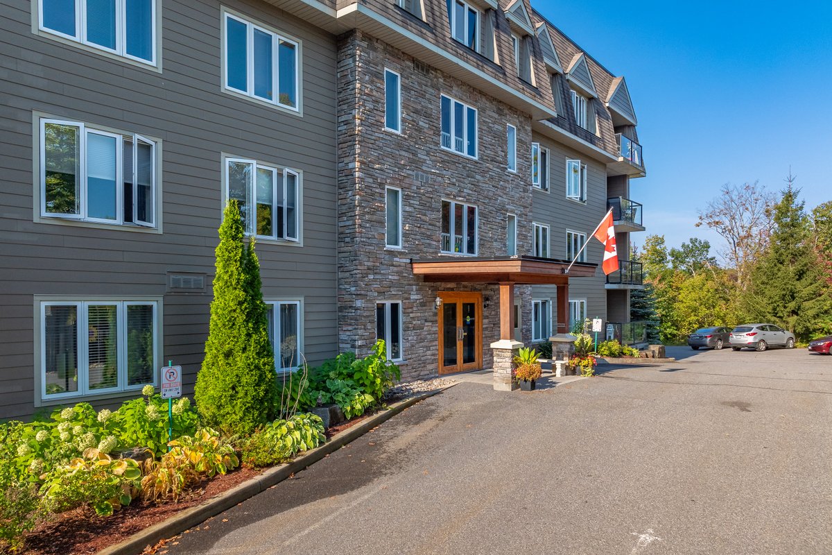 AbenTeam's tweet photo. 402-26 Dairy Lane, Huntsville
2 bed, 2 bath condo offering low maintenance living, over 1300sqft of living space, upgraded finishes, underground parking and storage locker just steps to Huntsville's Main Street.
$609,000
Visit our website for more info:
https://t.co/1vFuLcVUZG https://t.co/4wlUuPgmBm