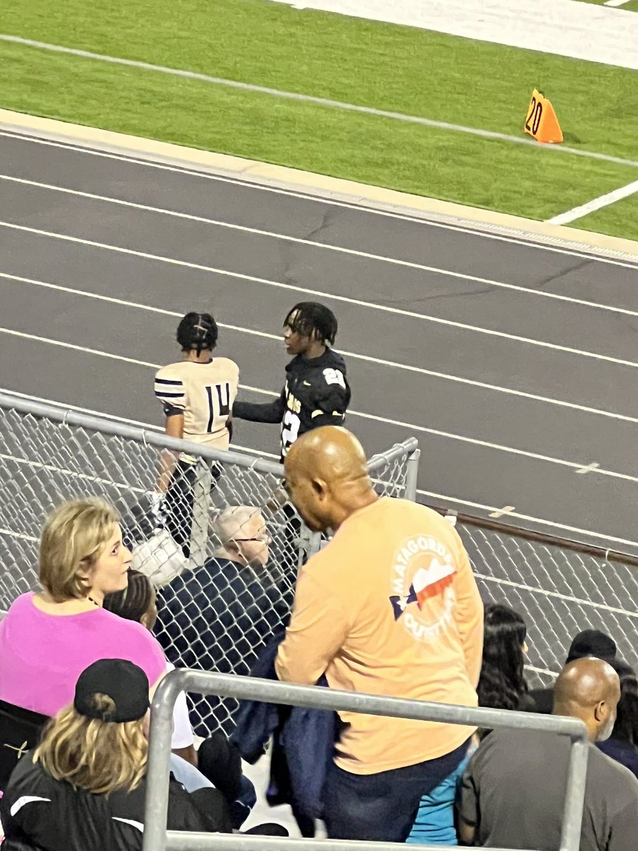 Kissasurvivor's tweet photo. @Jordan410560282 mentoring & encouraging the younger players from @BJHAthletics after their game #keepbeinggreat
@FosterFootball @CoachShaneHanks https://t.co/2xkrFqJ8R2