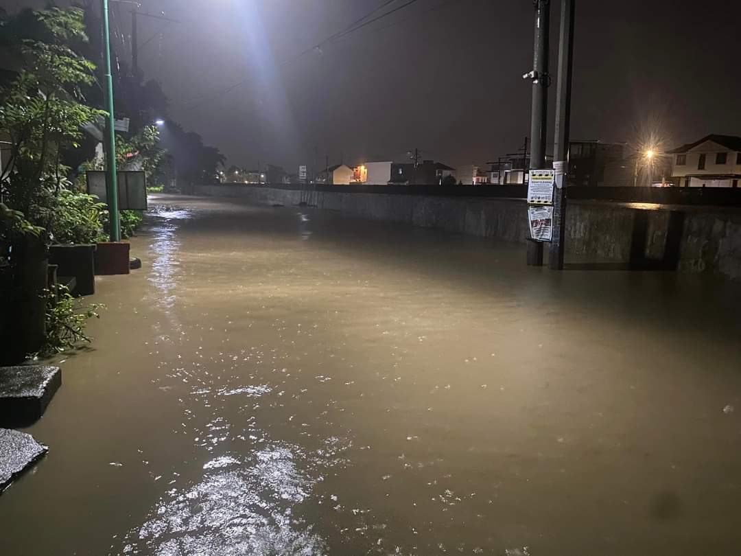 LOOK: As of 9PM, the water level continues to rise in Barangay Bacao I, General Trias, Cavite.

According to Kagawad Dhen Dimaranan, the flood entered the village's roads due to the overwhelmed drainage system caused by heavy rain. | via Ian Flores

#GFM #KristinePH
