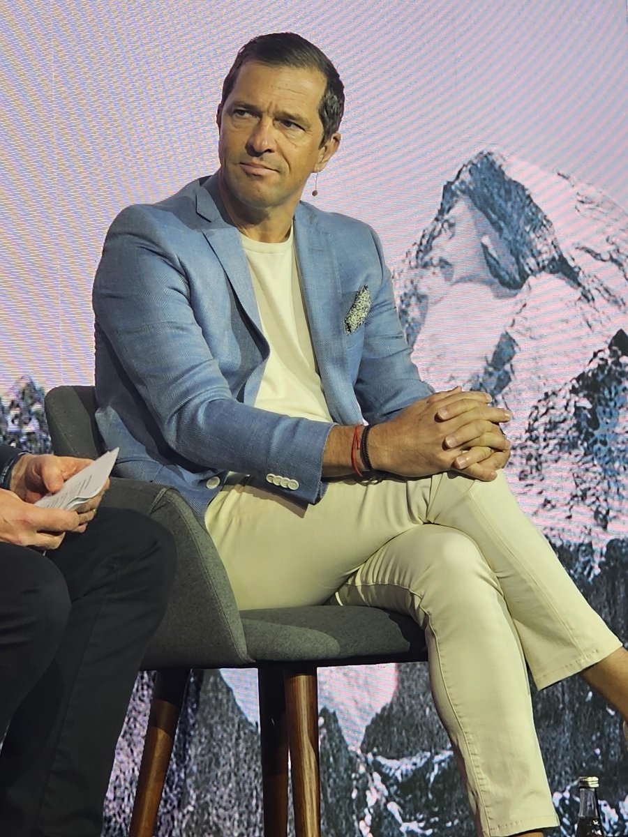 Canalys's tweet image. Vendor-partner dynamics decoded in a powerful panel discussion.  
Insightful rapid fire session at the #CanalysForums2024 with @Lenovo and @CDWCorp. 
"There must be a pleasure of winning together for ideal vendor-partner relationships" - Pascal Bourguet, #Lenovo