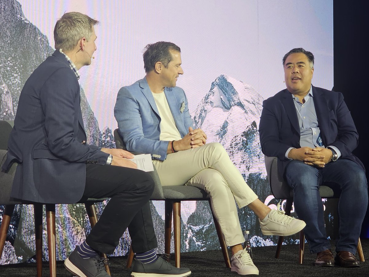 Canalys's tweet image. Vendor-partner dynamics decoded in a powerful panel discussion.  
Insightful rapid fire session at the #CanalysForums2024 with @Lenovo and @CDWCorp. 
"There must be a pleasure of winning together for ideal vendor-partner relationships" - Pascal Bourguet, #Lenovo
