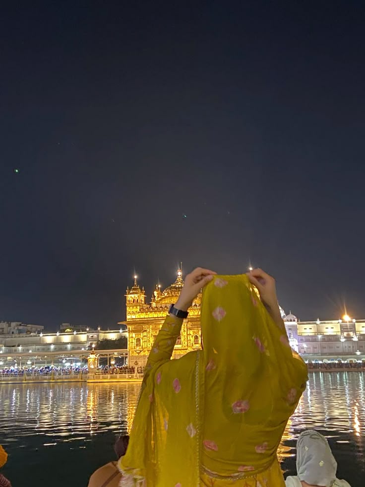 🎀 Assalamu Alaikum 🎀 

All Friends 🧕 

اک دیوار پہ لکھا میں نے اسم  محمد صلی اللہ علیہ وسلم 
اب تک اُجالوں کا بسیرا ہے میرے گھر میں