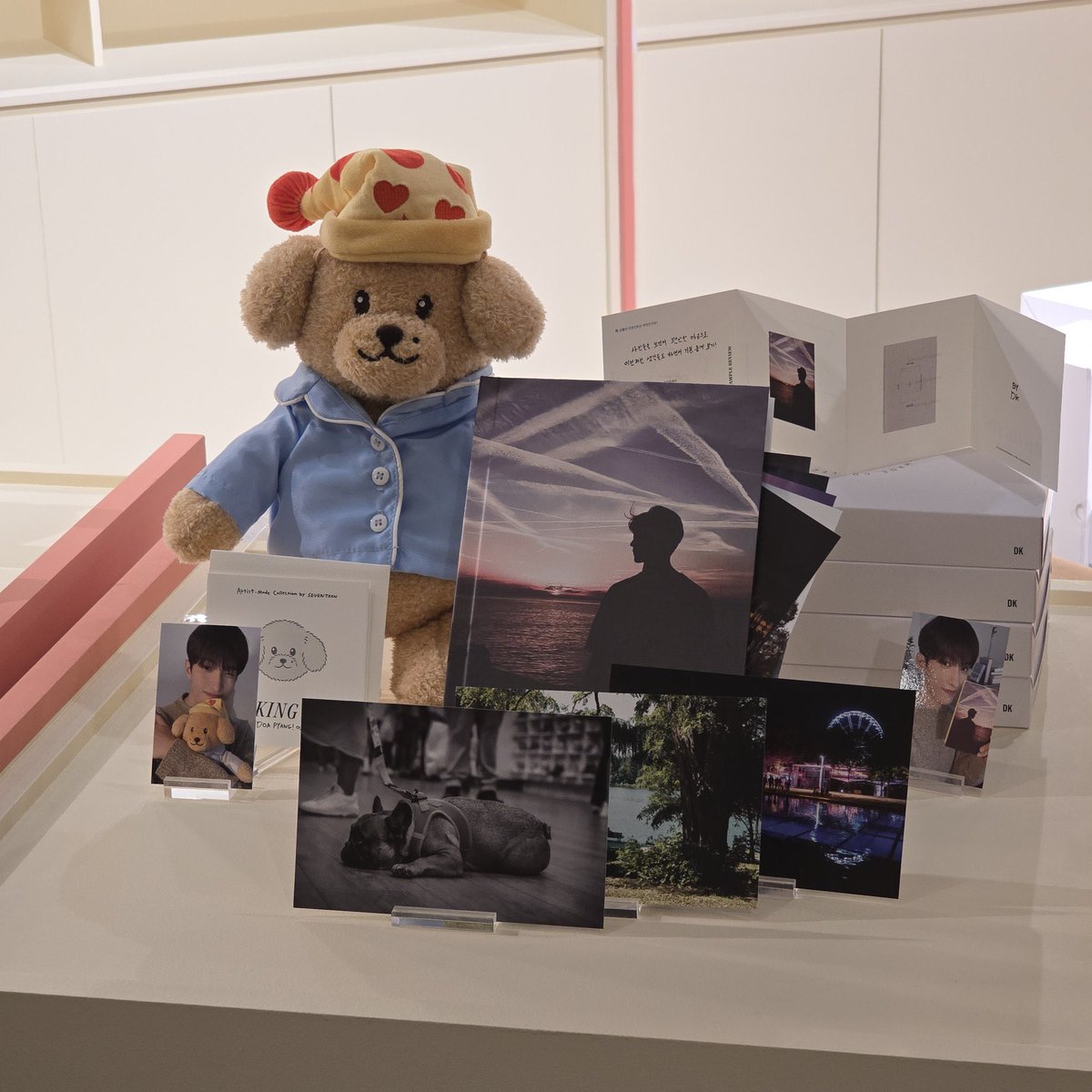 KyeomsBaekery's tweet photo. DOKYEOM’S ARTIST MADE COLLECTIONS ARE SOOOO PRETTY😭😭😭😭😭😭

Doa and his photobook🥹🤍 Everything looks soooo pretty!!! https://t.co/WHCBoUKOM6
