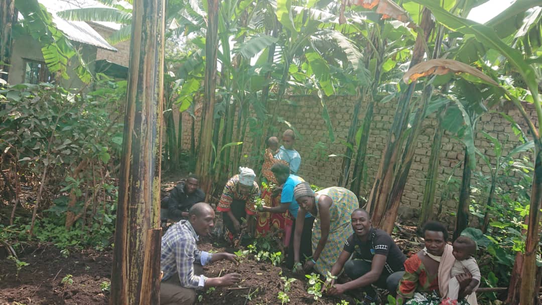 mr_aciel's tweet photo. Uyu munsi mumasibo yose y'Umurenge wa Rubavu uko ari 643 Urubyiruko twitabiriye Ibikorwa by'Umuganda mu Isibo.
Ibyokozwe:
1.Kubaka no Gusana ubwiherero
2.Kubaka imirima y'Igikoni
3.Gusana no gusiba ibinogo mu mihanda yo muri Cartier https://t.co/X9YmM7cS5x