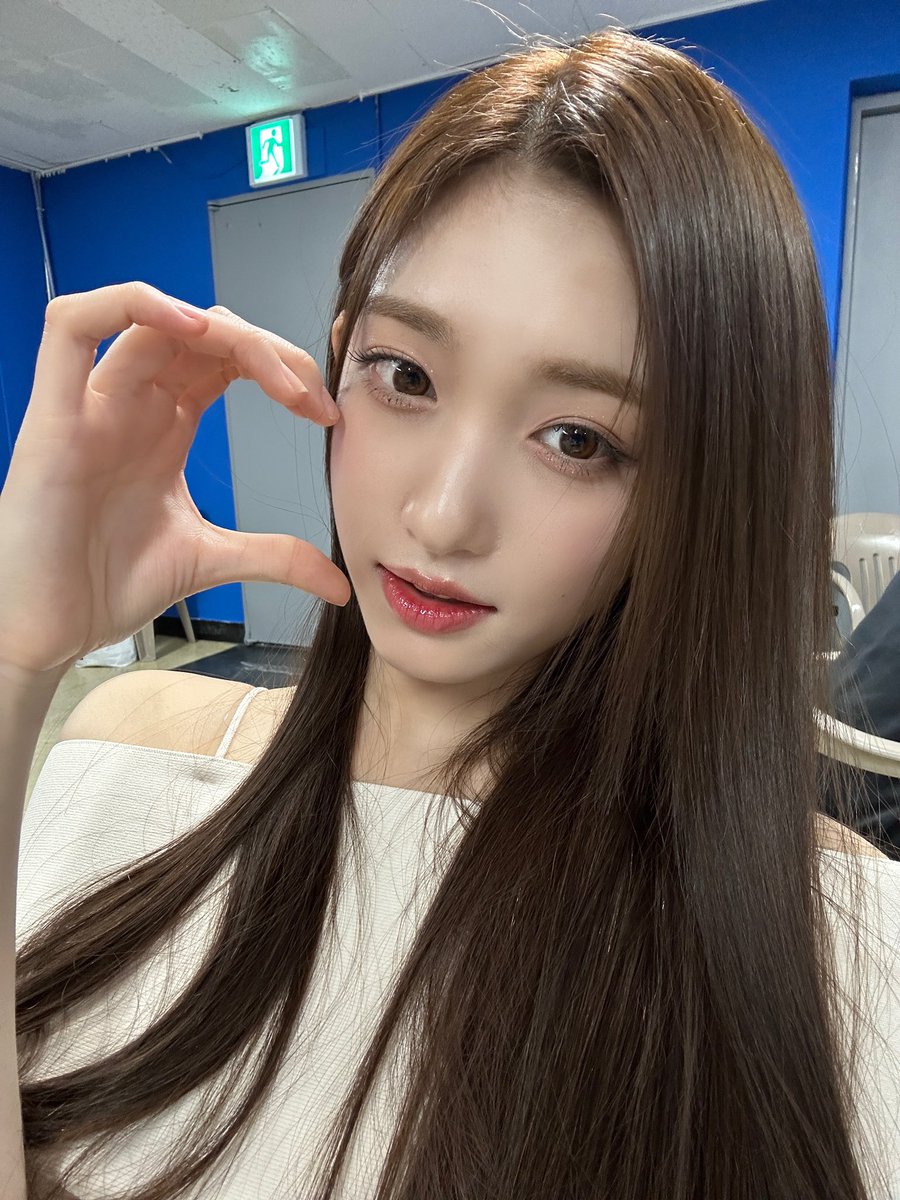 LEESEO. tweet media