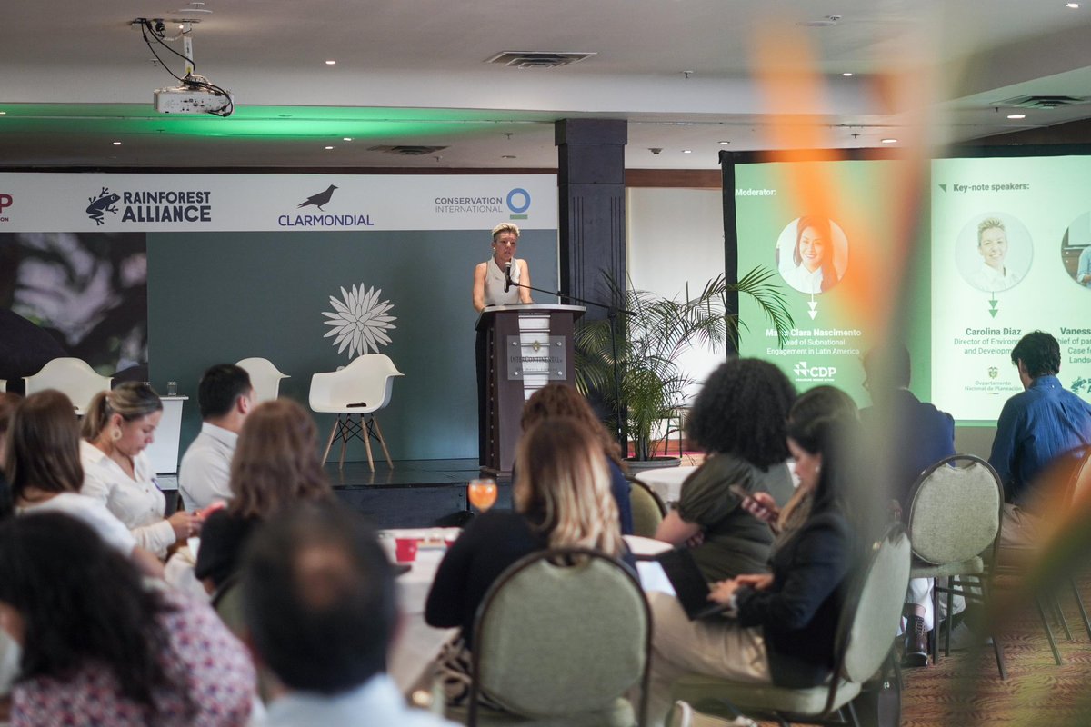 🌍💡En el marco de la #COP16Colombia, nuestra directora de Ambiente, <a href="/CaroDiazGiraldo/">Carolina Diaz G.</a>, participó del foro “Impulsando las finanzas para paisajes sostenibles”, destacando la necesidad de orientar de manera efectiva los recursos para combatir la pérdida de biodiversidad. 🧶👇🏽