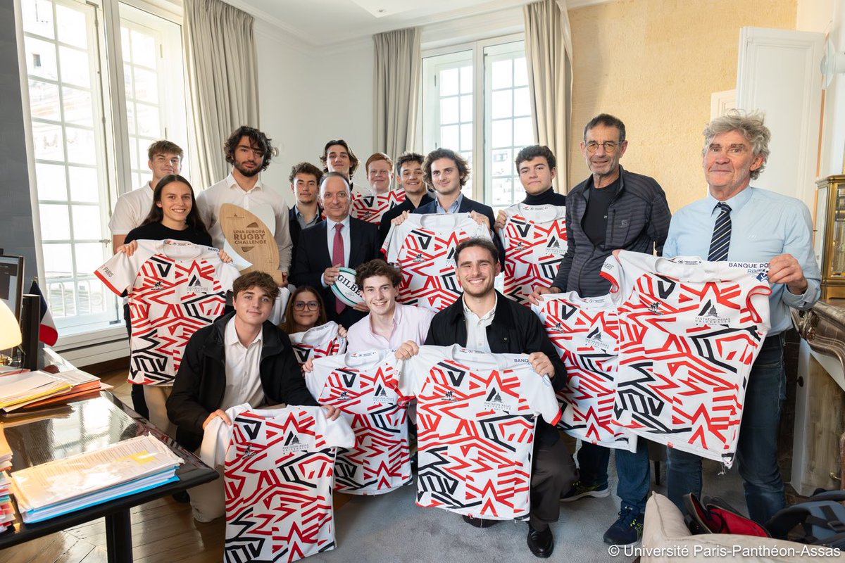 Très heureux et fier de recevoir le XV d’<a href="/AssasUniversite/">Panthéon-Assas université</a>, vainqueur du <a href="/UnaEuropa/">¡Europa Una!</a> Rugby Challenge 2024. Victoire sans appel en finale 45-0 c. l’équipe de <a href="/SorbonneParis1/">Université Paris 1 Panthéon-Sorbonne</a>. Bravo à nos rugbymen, à leur entraîneur et au service des sports de l’université. <a href="/sup_recherche/">Ministère Enseignement supérieur/Recherche/Espace</a> @ffsu