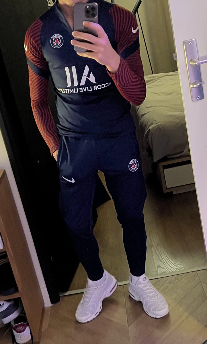 Ça te donne chaud de me voir comme ça ? 

#twink #tn #survet #sket #scally #kiffeurgay #kiffeur #gay