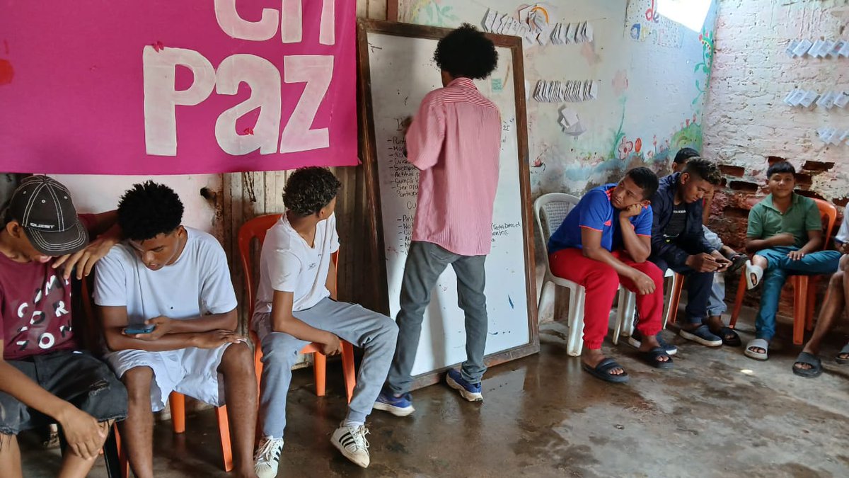 jepazvpar's tweet photo. Las y los profesionales del programa #JovenesEnPazVpar aportan desde sus saberes, y con sus metodologías de trabajo permiten afianzar lazos de amistad y solidaridad para una sana convivencia entre iguales y así seguir construyendo paz desde las bases de los territorios. https://t.co/BDv0sRYIAj