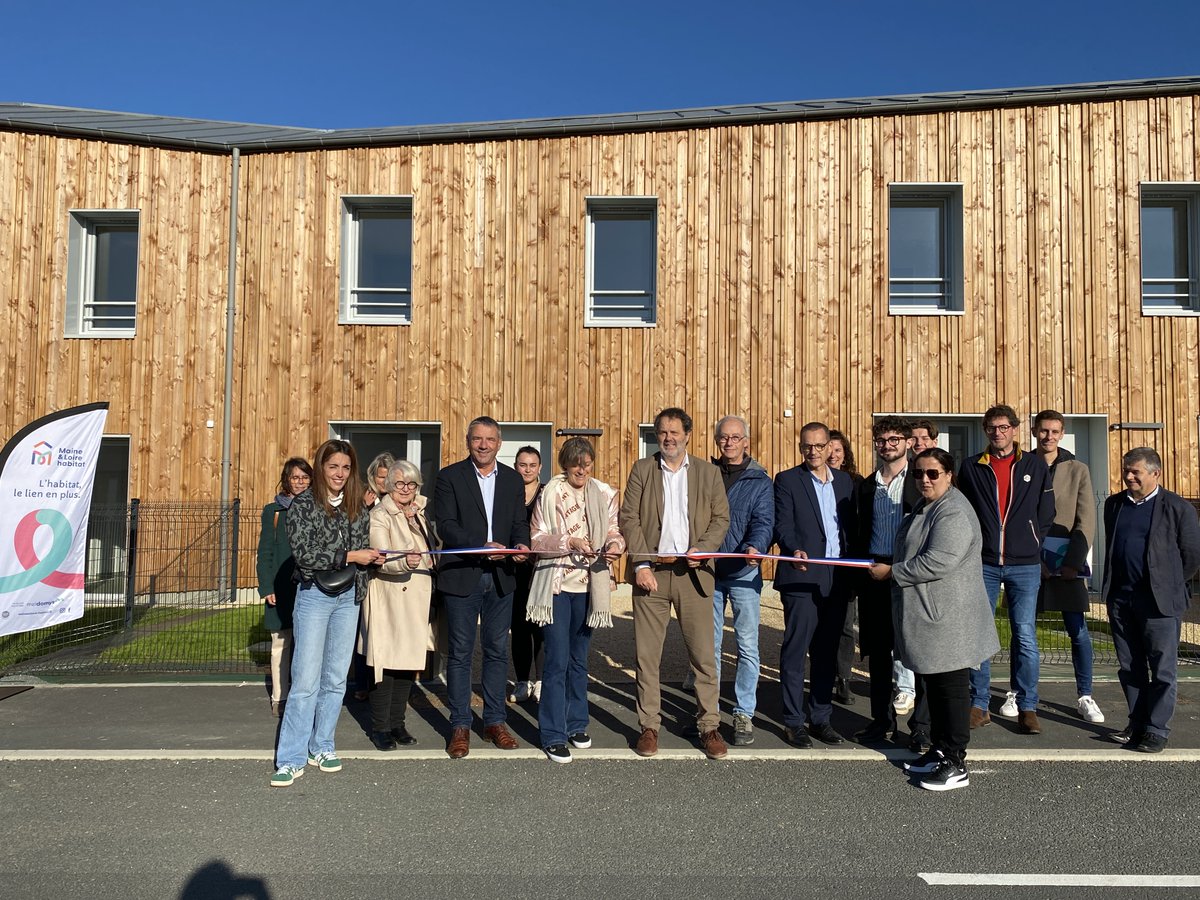 A Saint-Germain-sur-Moine, nous avons remis les clés de 5 logements individuels avec la particularité d’être en bardage bois pré-grisé posé verticalement sur la façade principale. 🪵