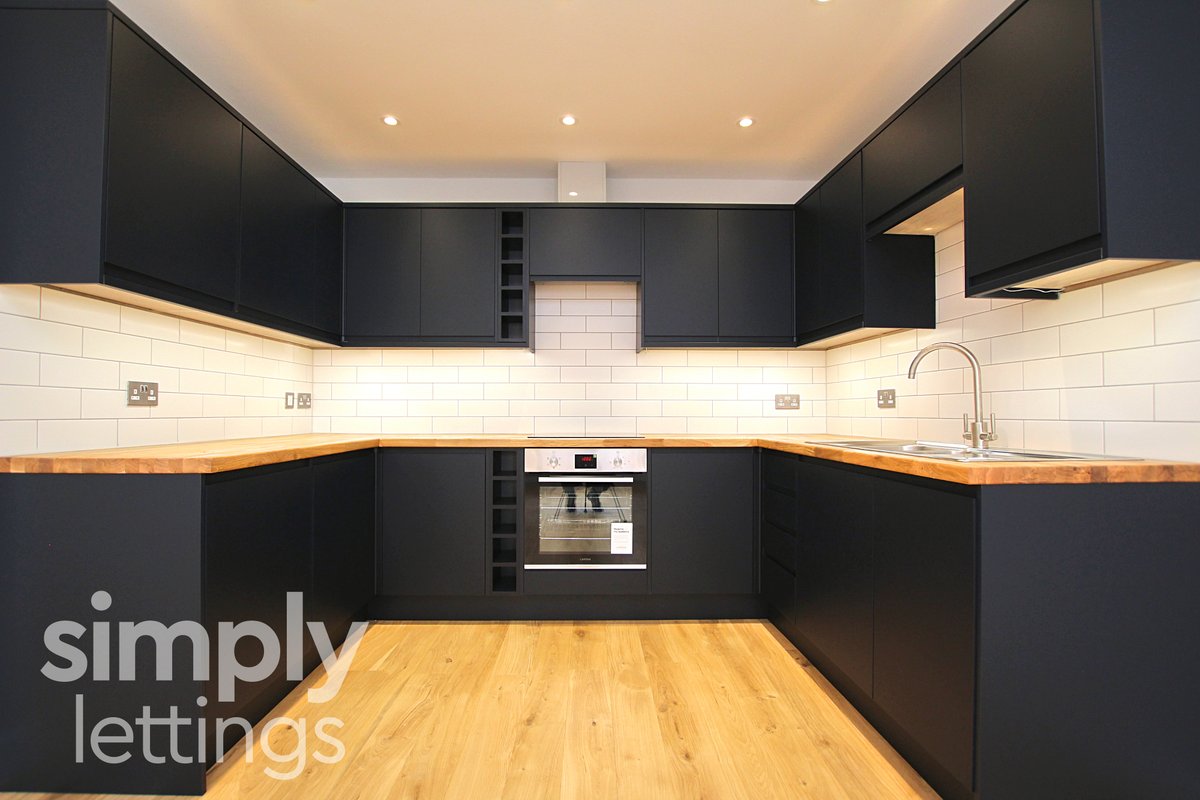 simplylett's tweet photo. #ToLet A stunning 1 bed #Flat off #Worthing Seafront - £1,150pcm! VIDEO TOUR: https://t.co/k7SWIIZD3r PROPERTY DETAILS: https://t.co/gnsWudKjQz Call 01273 729 000 to view! #Lettings #Property #SimplyLettings https://t.co/os9akOVHhY