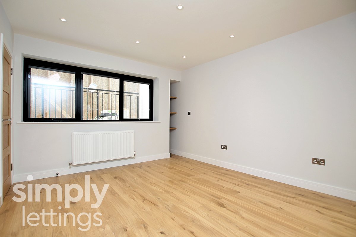 #ToLet A stunning 1 bed #Flat off #Worthing Seafront - £1,150pcm! VIDEO TOUR: youtube.com/watch?v=p6XW-l… PROPERTY DETAILS: simply-lettings.co.uk/property/marin… Call 01273 729 000 to view! #Lettings #Property #SimplyLettings