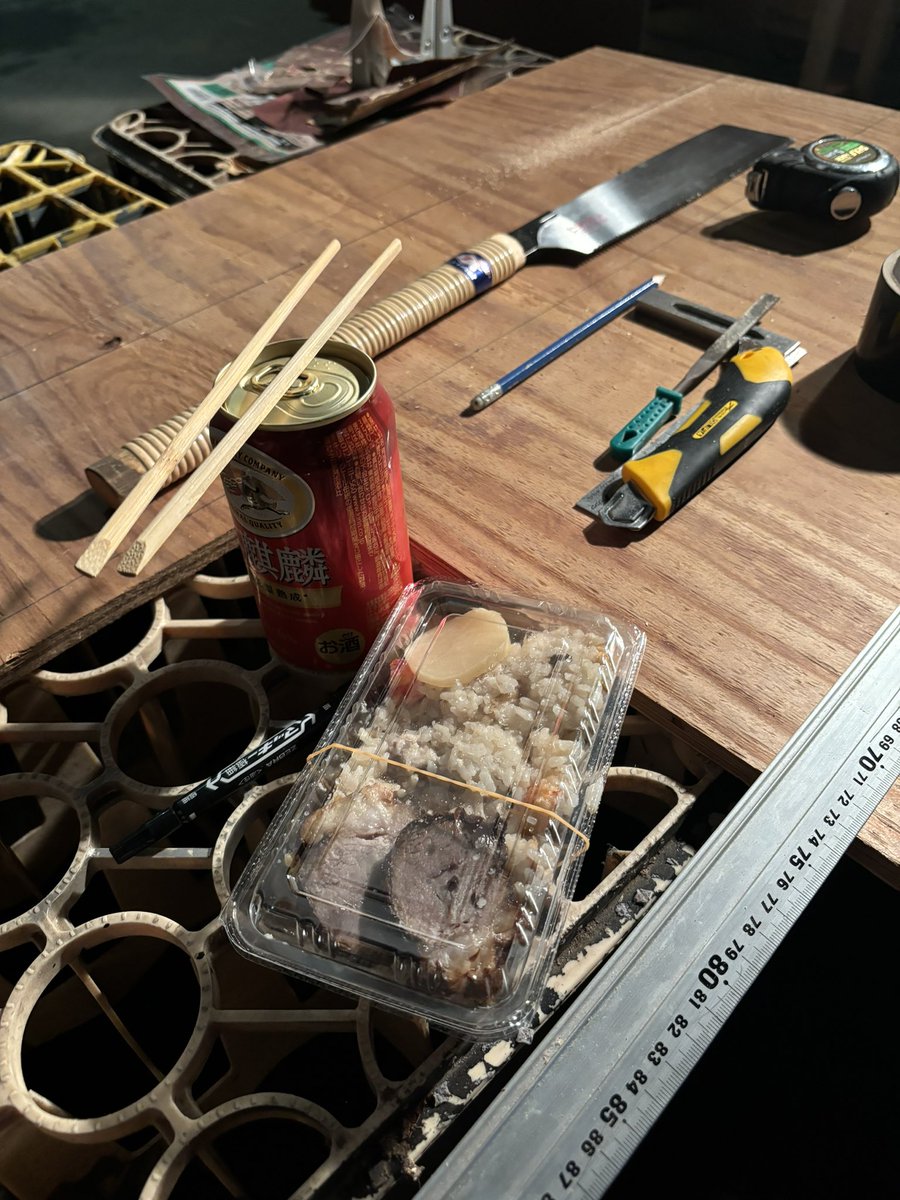 04Seiyuu's tweet photo. 「歪んだグラスで、哀を知る」
舞台セット今日で完成ようとして、気がつけば夜になっていました
明日で本番まで1週間前、急がねばと作業していたら
ご近所さんから差し入れを頂きました。
「やってる、やってる！頑張ってね！」って
暖かいです
本当に救われます

#舞台
#お芝居やさん
#遊空間がざびぃ https://t.co/0J4cXq8SIA